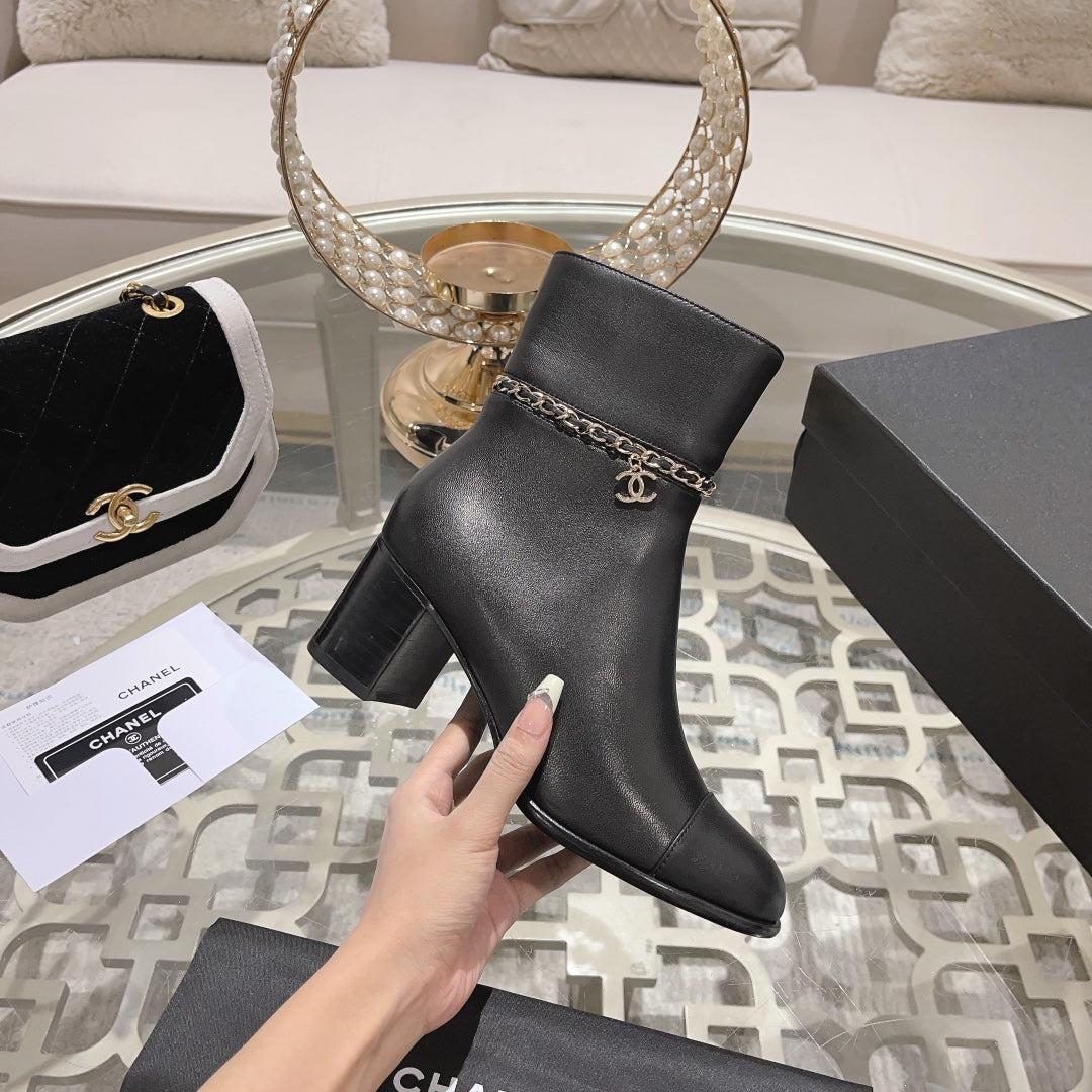 MID-HEEL ANKLE BOOTS IN BLACK SMOOTH CALFSKIN