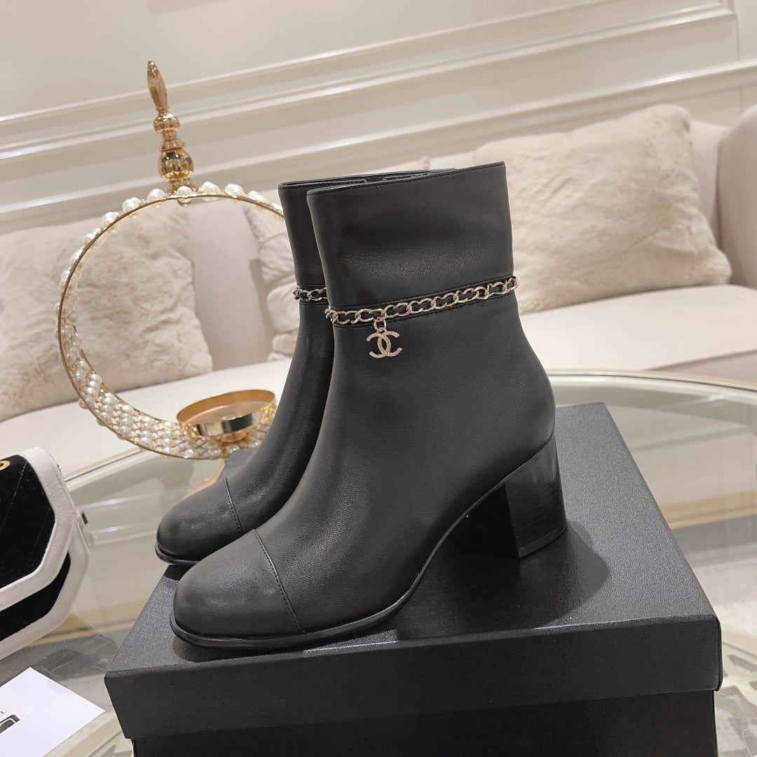 MID-HEEL ANKLE BOOTS IN BLACK SMOOTH CALFSKIN