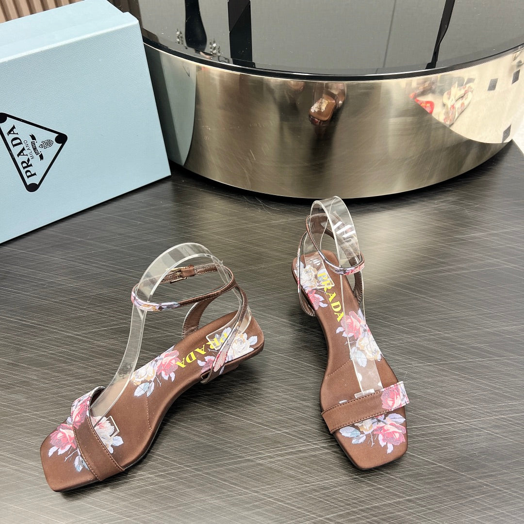 PRA TRIANGLE HEEL FLOWER MOTIF SATIN SANDALS CINNAMON