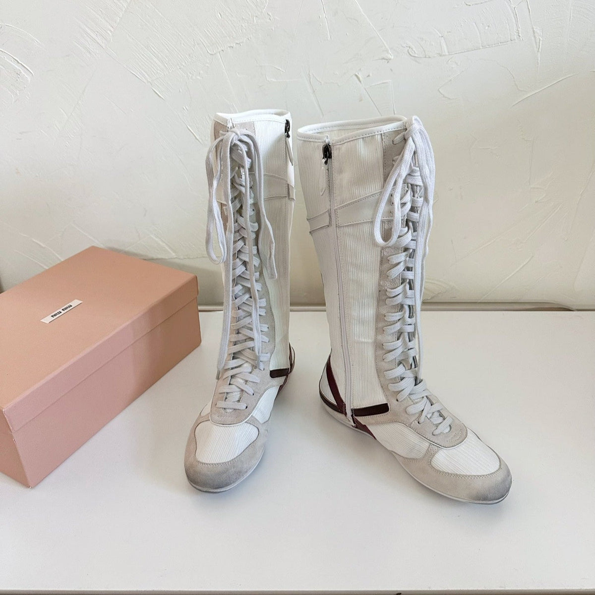 LACE-UP KNEE BOOTS IN BEIGE SUEDE AND WHITE MESH
