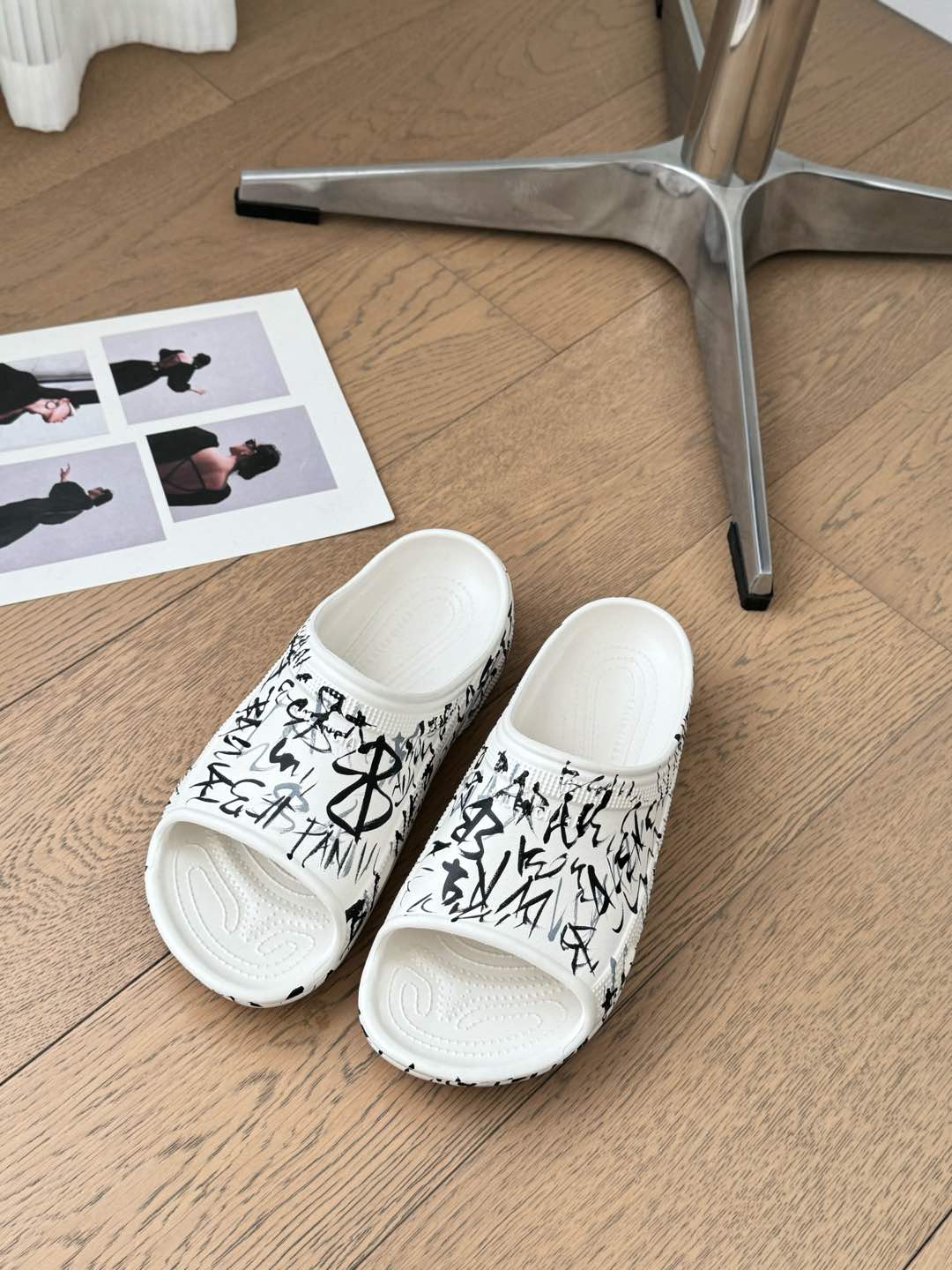 POOL GRAFFITI CROCS SLIDE SANDALS IN WHITE AND BLACK RUBBER