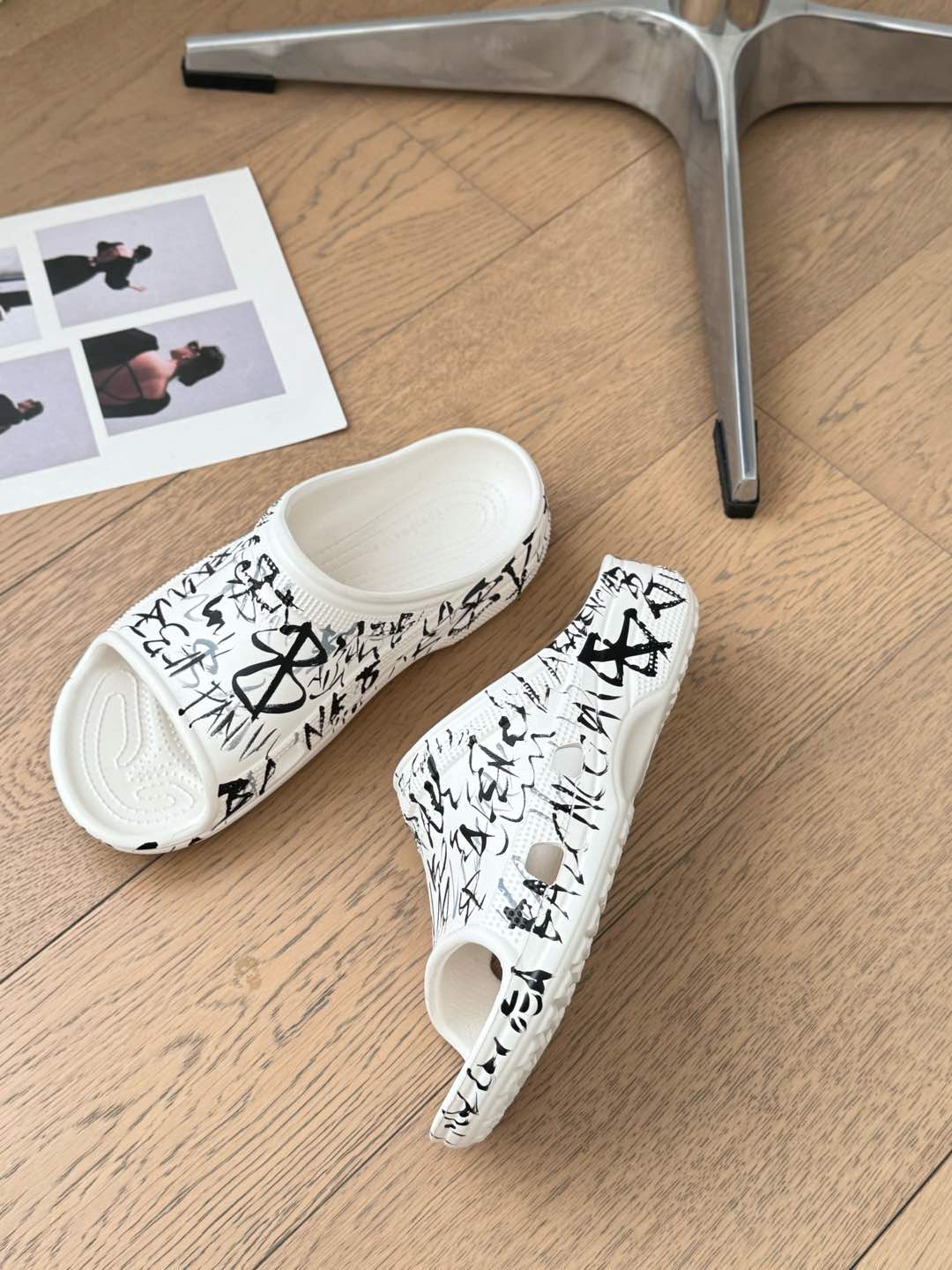 POOL GRAFFITI CROCS SLIDE SANDALS IN WHITE AND BLACK RUBBER