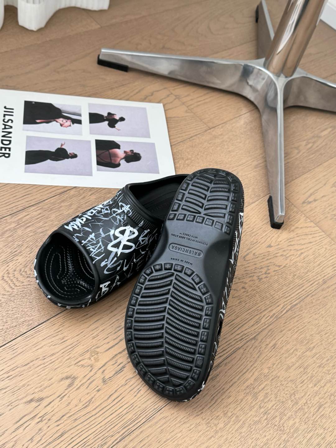 POOL GRAFFITI CROCS SLIDE SANDALS IN BLACK AND WHITE RUBBER