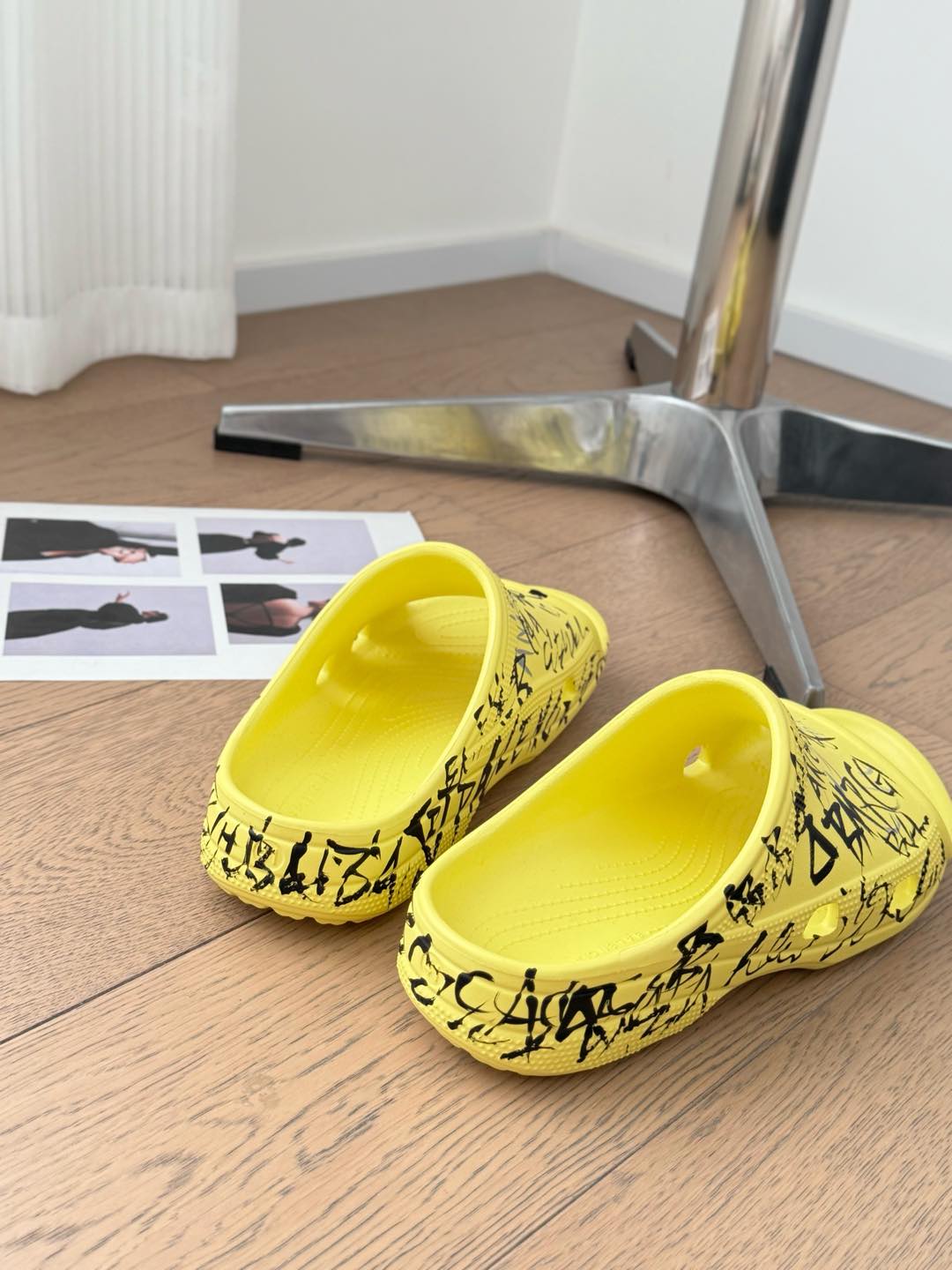 POOL GRAFFITI CROCS SLIDE SANDALS IN YELLOW AND BLACK RUBBER
