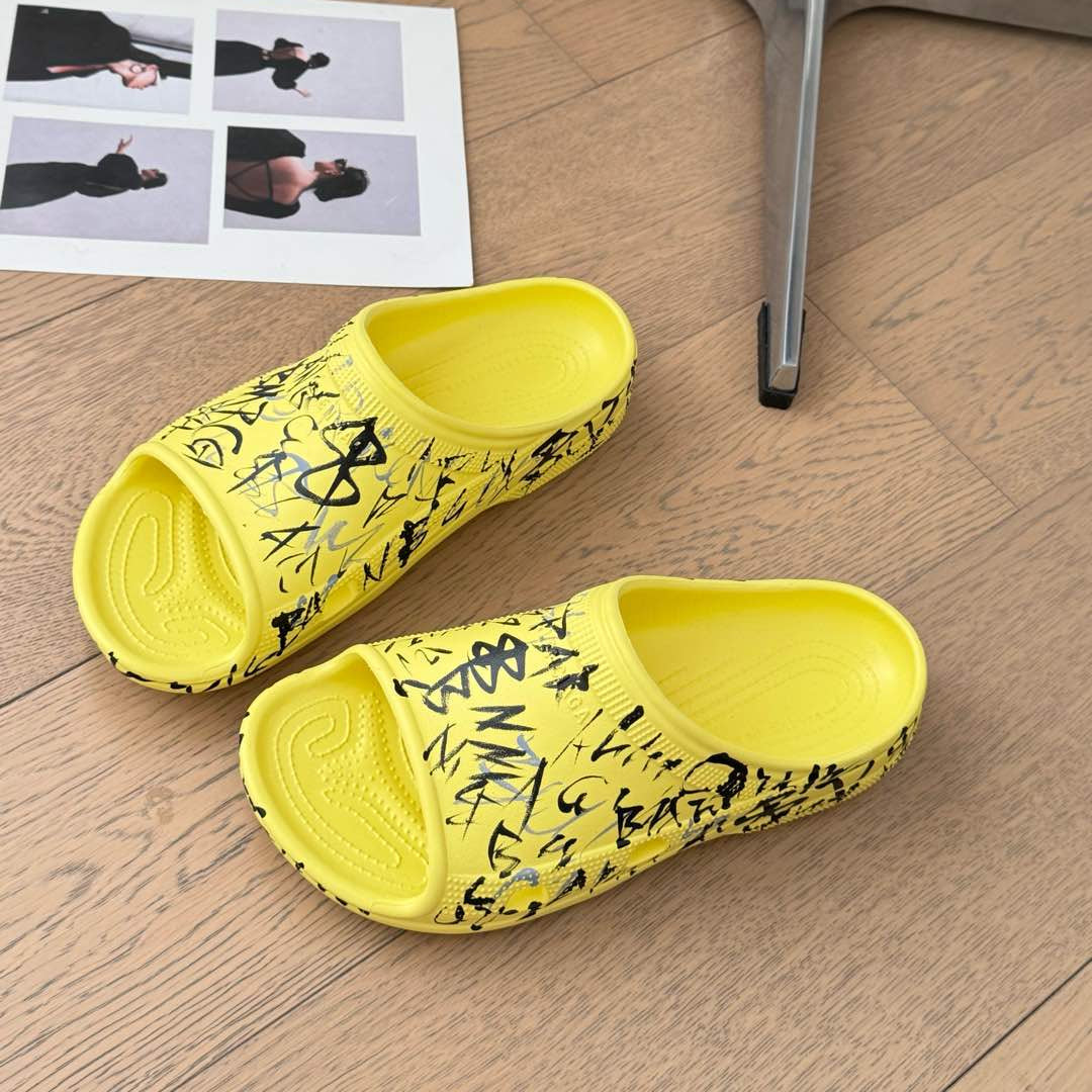 POOL GRAFFITI CROCS SLIDE SANDALS IN YELLOW AND BLACK RUBBER