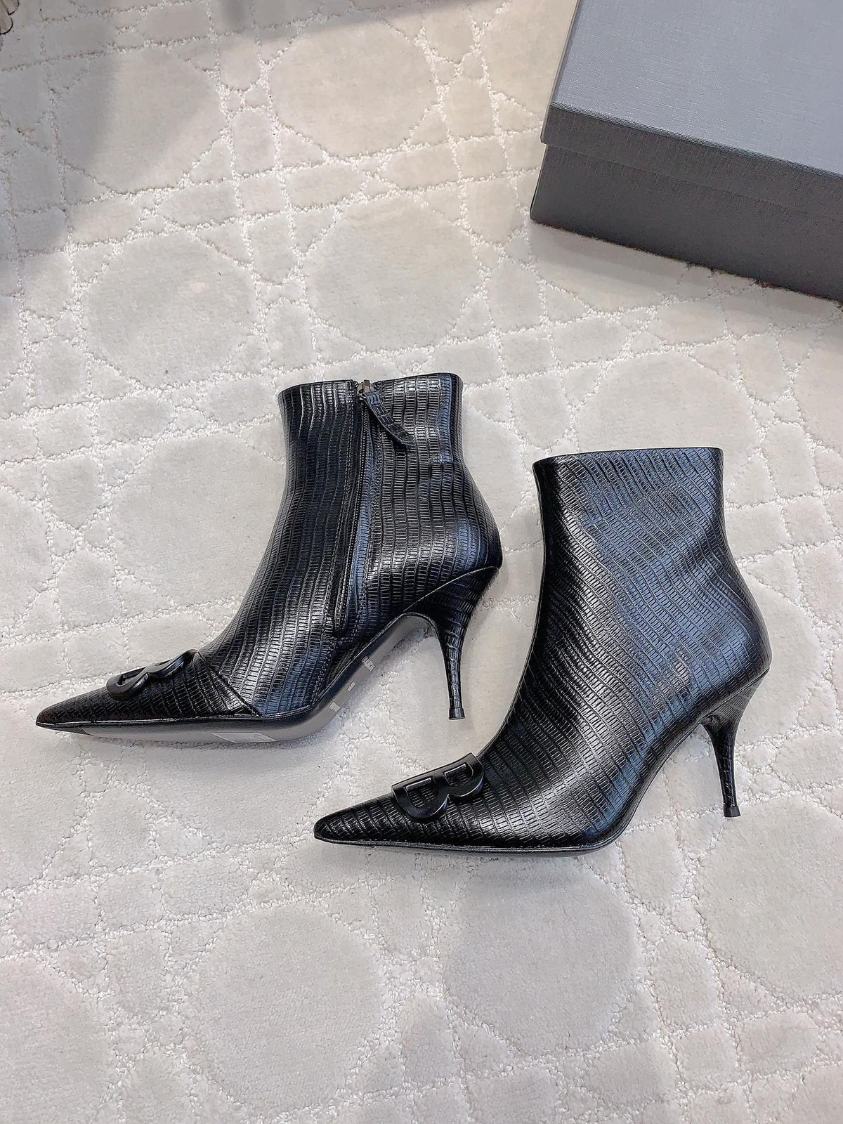 POINTED-TOE HIGH HEEL BOOTS IN BLACK LIZARD EMBOSSED CALFSKIN
