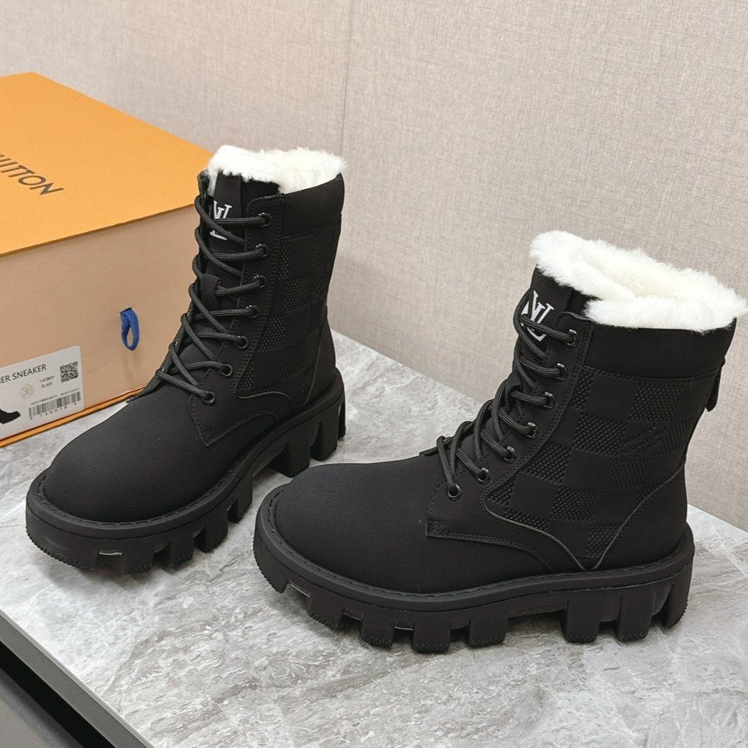 MARTIN ANKLE BOOTS IN BLACK SUEDE AND WHITE SHEARLING LINING