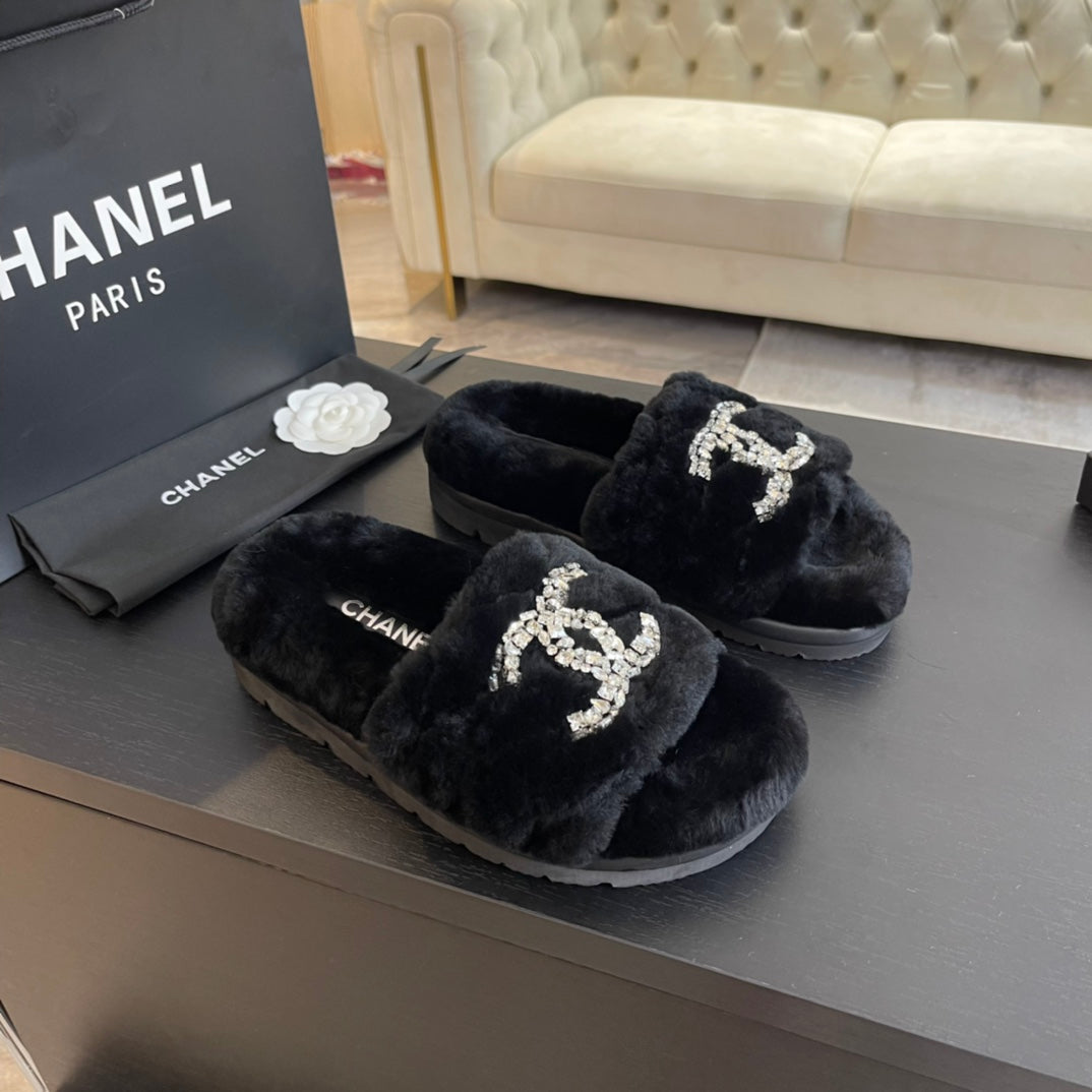 SLIPPERS IN BLACK FUR