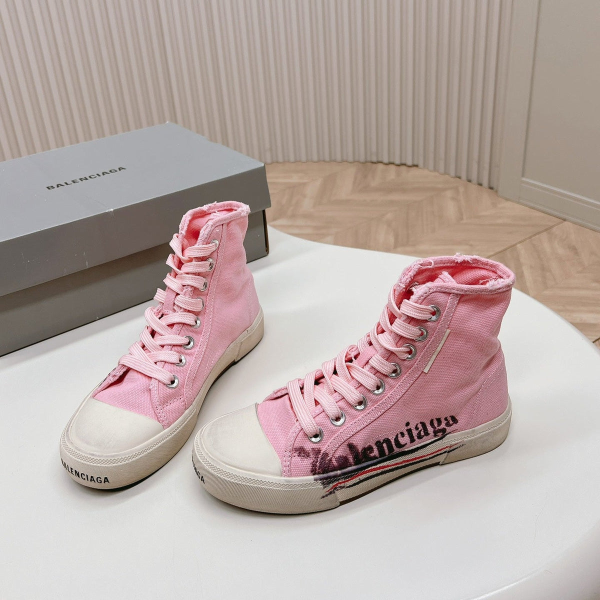 PINK CANVAS HIGH-TOP SNEAKERS LOGO GRAFFITI