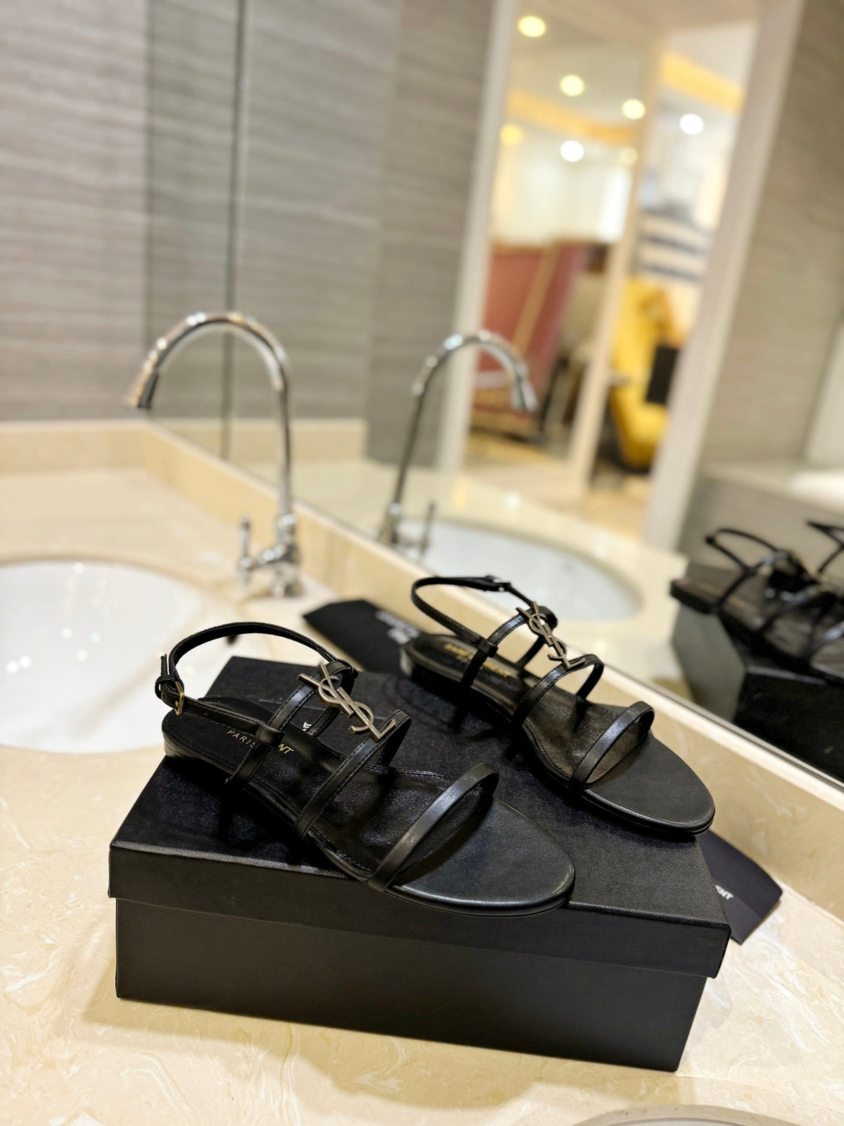 SL CASSANDRA FLAT SANDALS BLACK CALFSKIN