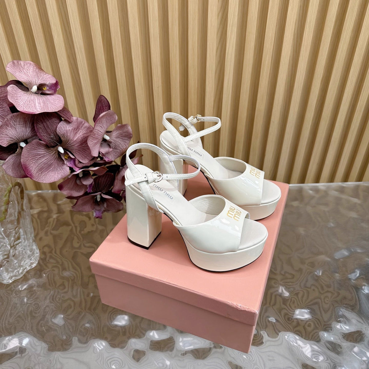 PLATFORM HEELS IN WHITE PATENT CALFSKIN GOLD LOGO IN STRAP