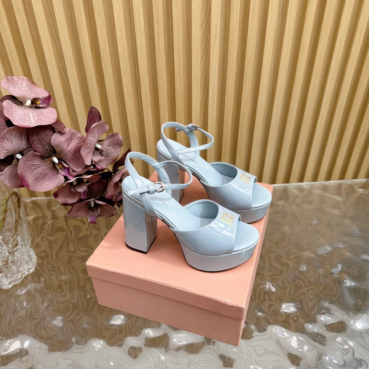 PLATFORM HEELS IN BABY BLUE PATENT CALFSKIN GOLD LOGO IN STRAP