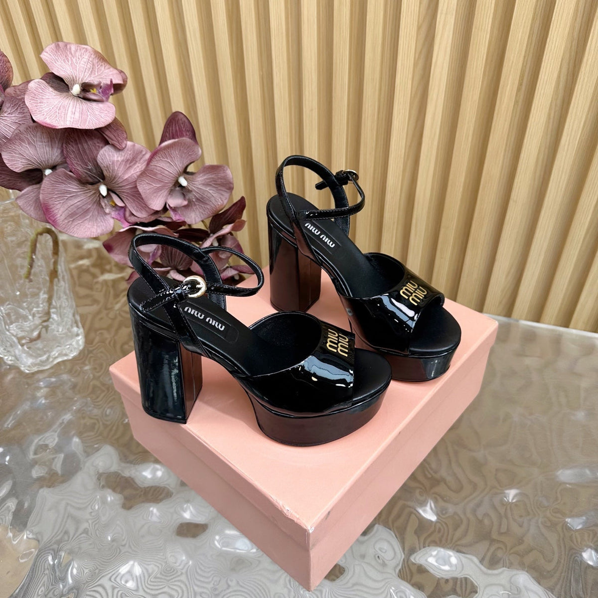 PLATFORM HEELS IN BLACK PATENT CALFSKIN GOLD LOGO IN STRAP