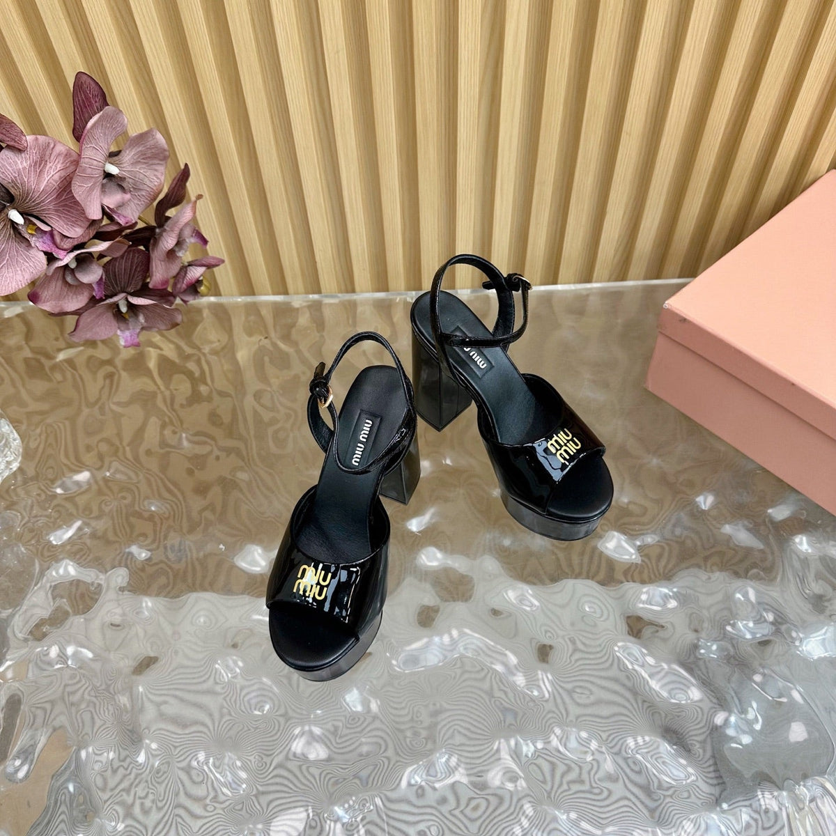 PLATFORM HEELS IN BLACK PATENT CALFSKIN GOLD LOGO IN STRAP