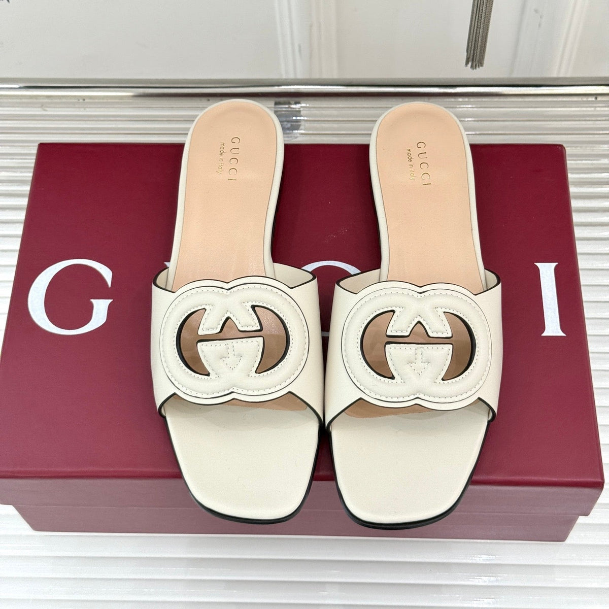SLIDE SANDALS IN CREAM WHITE CALFSKIN