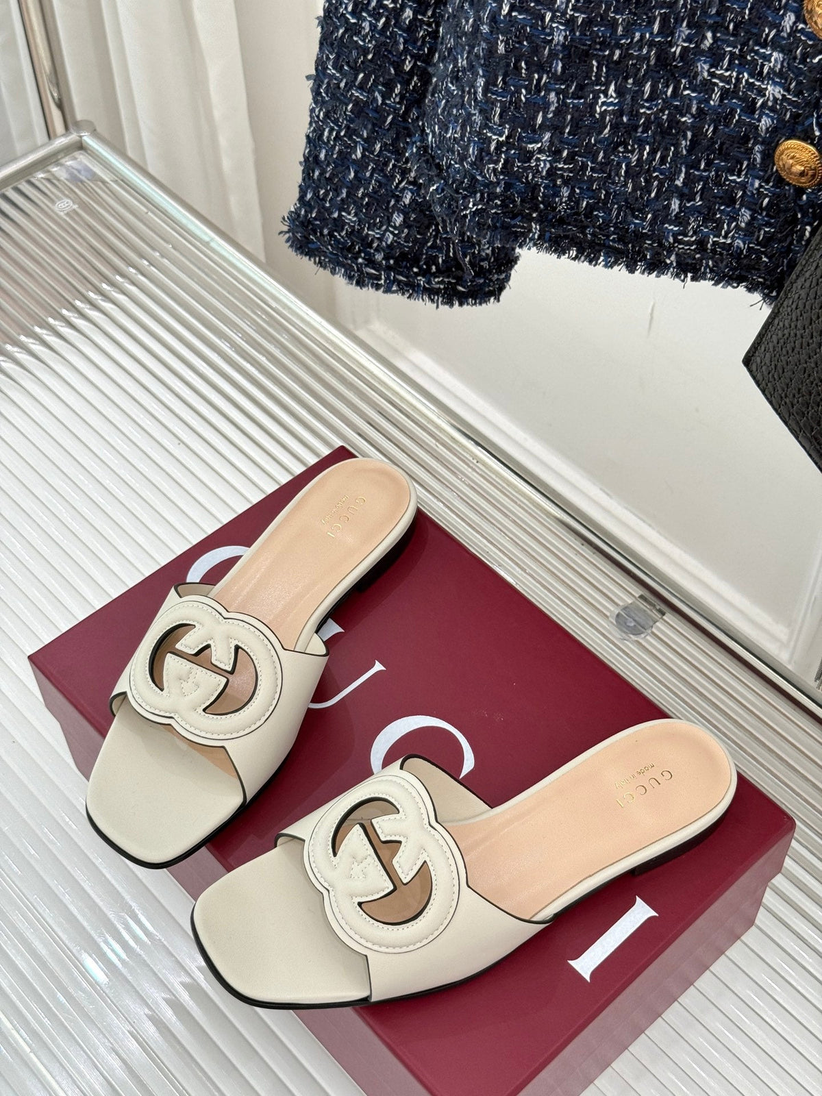 SLIDE SANDALS IN CREAM WHITE CALFSKIN