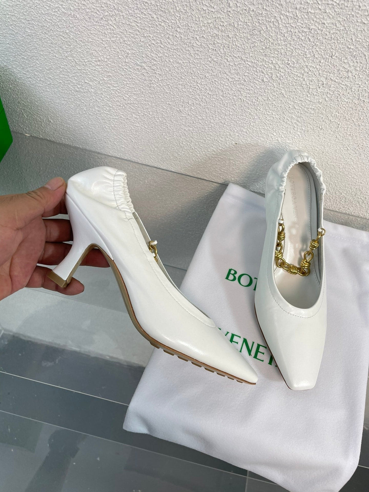 SHARP CHAIN PUMP 6 CM IN WHITE CALFSKIN