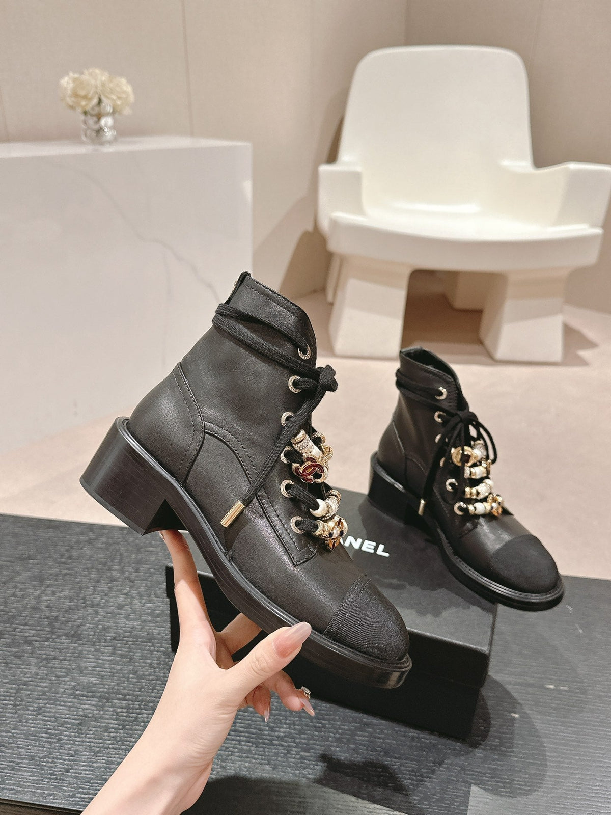 OXFORD SHORT BOOTS BLACK SHEEPSKIN