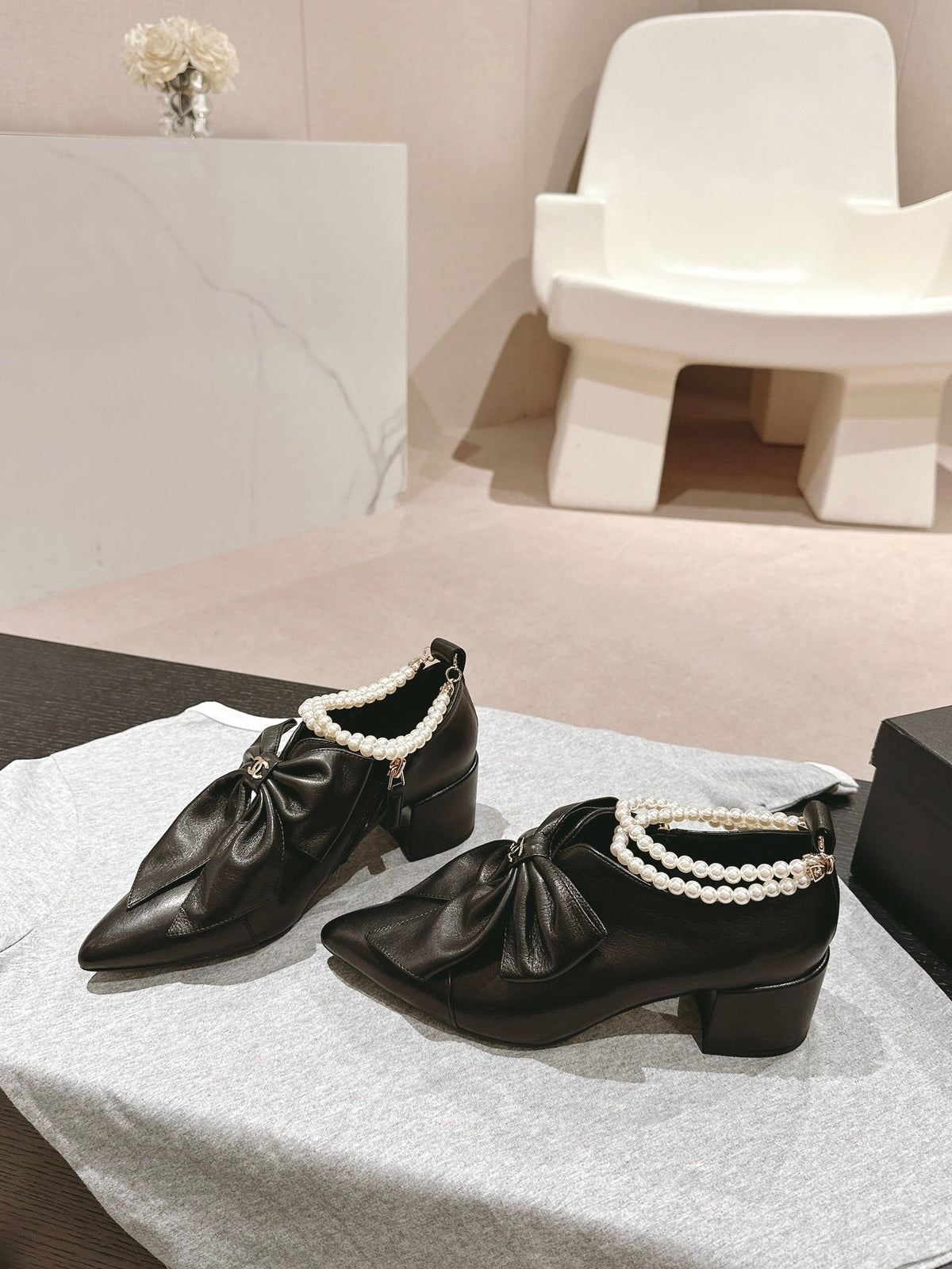 SHORT BOOTS IN BLACK SHEEPSKIN WITH BOW