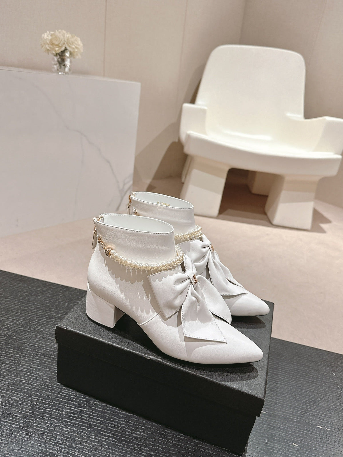 SHORT BOOTS IN WHITE SHEEPSKIN WITH BOW
