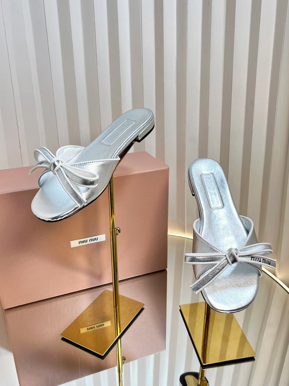 SLIDES SANDALS IN SILVER PATENT CALFSKIN BOW IN TRAP