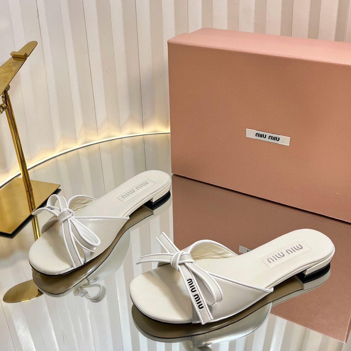 SLIDES SANDALS IN WHITE CALFSKIN BOW IN TRAP