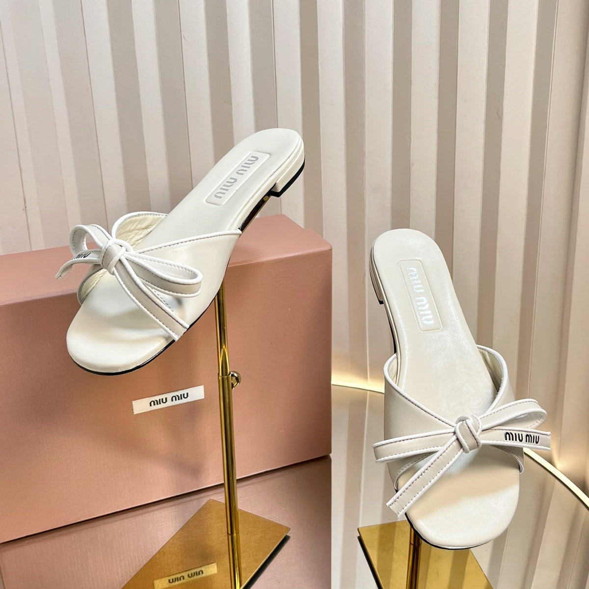 SLIDES SANDALS IN WHITE CALFSKIN BOW IN TRAP