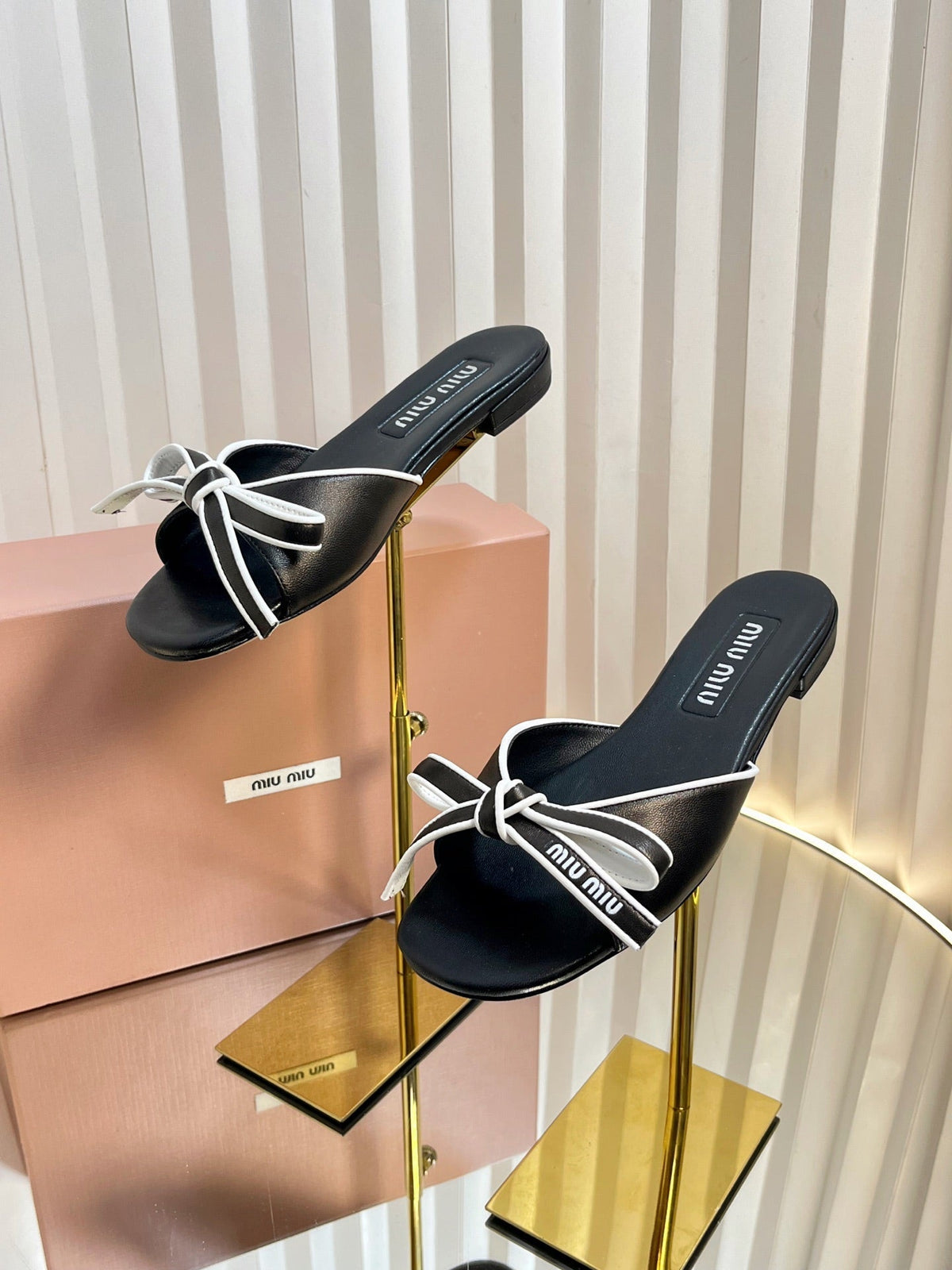 SLIDES SANDALS IN BLACK WITH WHITE BORDER CALFSKIN BOW IN TRAP