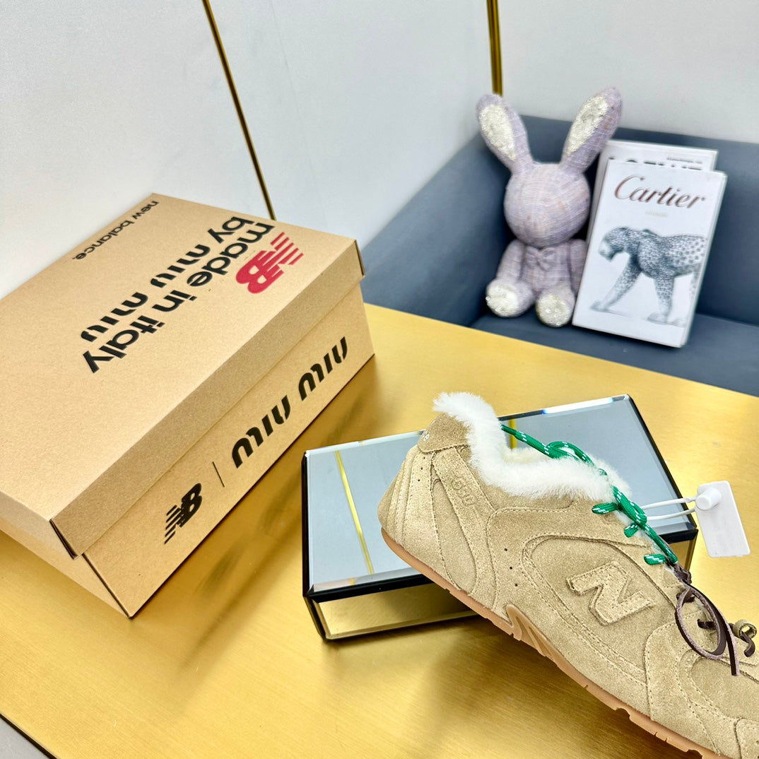 MIUXNB 530 SNEAKERS IN DARK BEIGE SUEDE SHEARLING