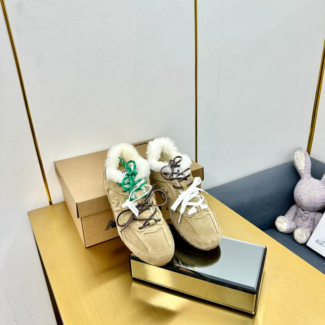 MIUXNB 530 SNEAKERS IN DARK BEIGE SUEDE SHEARLING