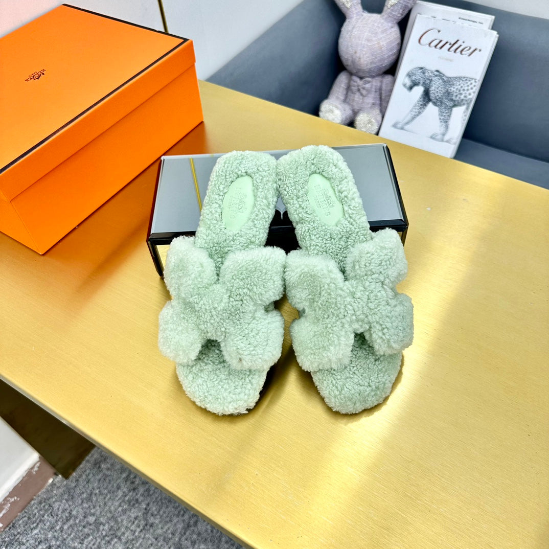 ORAN SHEARLING SANDALS PASTEL GREEN