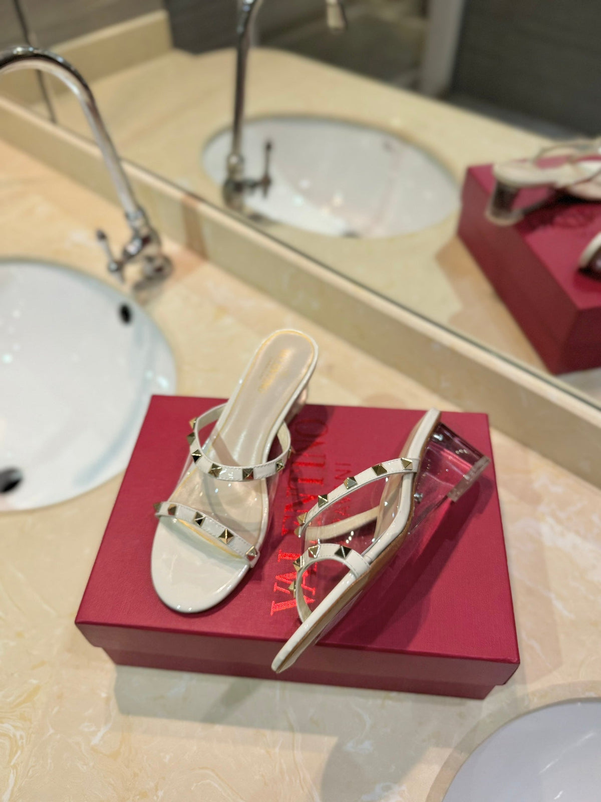 ROCKSTUD MULE SANDALS IN WHITE CALFSKIN AND TRANSPARENT PVC FILM