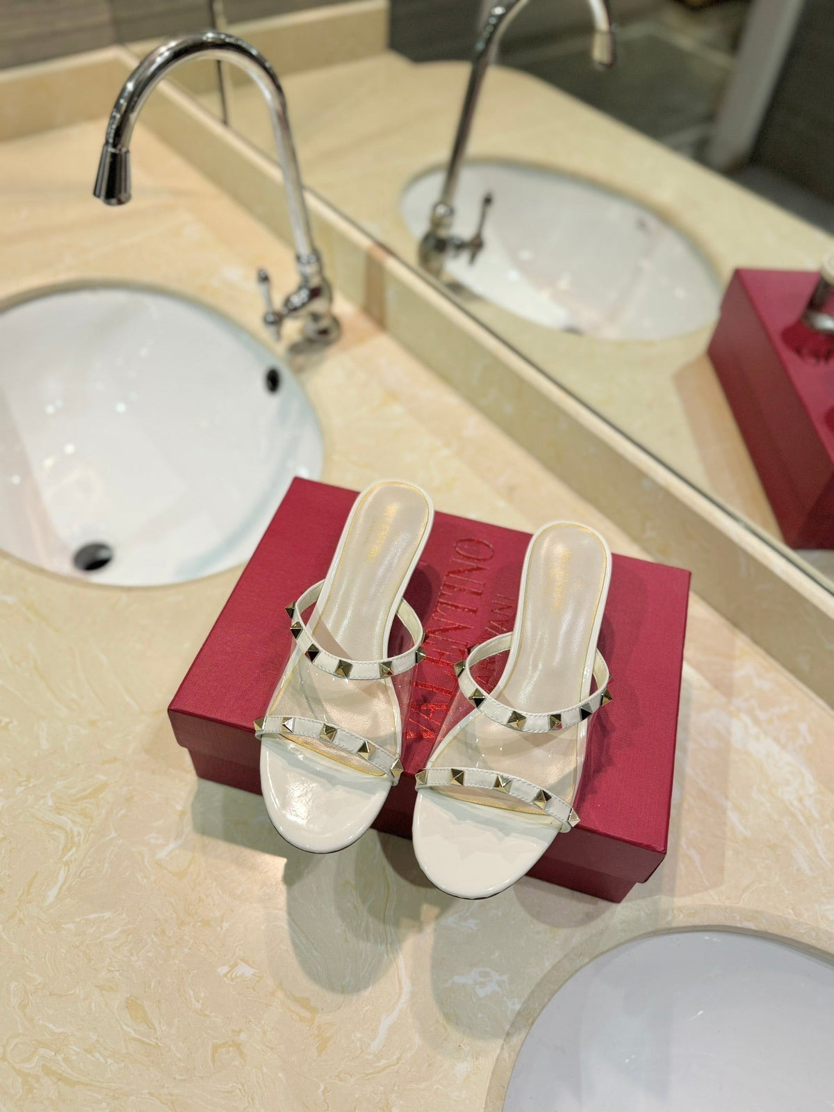ROCKSTUD MULE SANDALS IN WHITE CALFSKIN AND TRANSPARENT PVC FILM